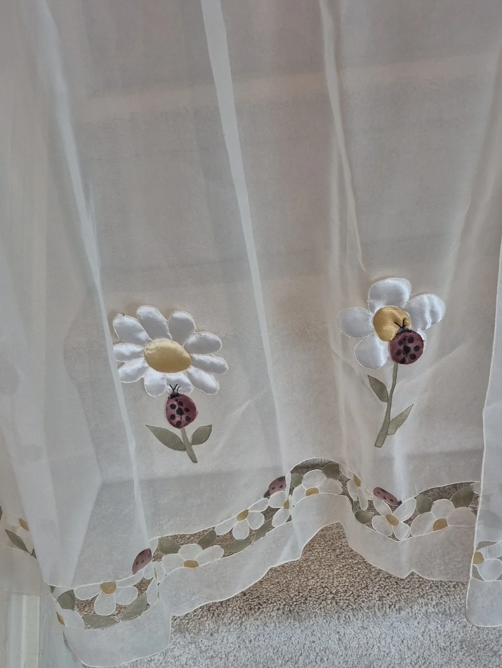 Two White Sheer Cafe Curtains with Embroidered 3D Daisies 30x25